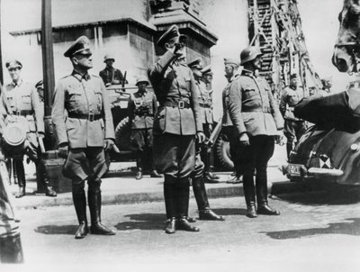 Von Bock tábornok köszönti a Diadalív mellett felvonuló német csapatokat, Párizs, 1940. június 14. alkotó: Unbekannt