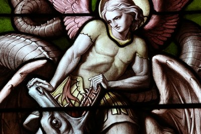 Genf, Genf, Svájc, 2015.05.07. - Genfi Notre-Dame-bazilika. Ólomüveg ablak. Angyal, aki sárkányként harcol a Sátánnal. alkotó: Unbekannt