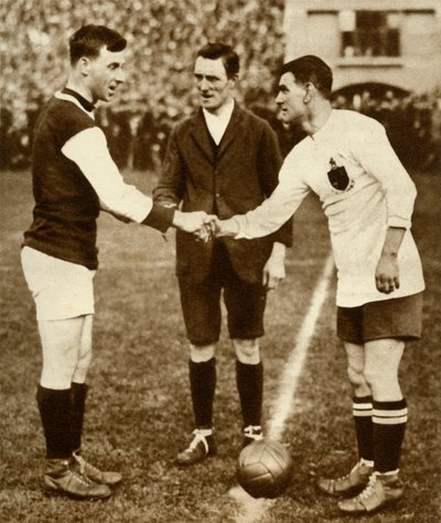 George Kay és Joe Smith a kezdőrúgás előtt, FA-kupa-döntő, Wembley Stadion, London, 1923, 1935. alkotó: Unbekannt