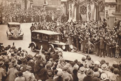 György és Erzsébet királynő elhagyja a Buckingham-palotát, hogy Windsorba nyaraljon, 1937-ben alkotó: Unbekannt