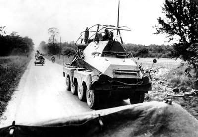 Német páncélozott autó a párizsi előrenyomulás során, 1940. május-június alkotó: Unbekannt