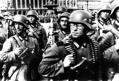Német katonák menetelnek Párizsban, 1940. június 14 alkotó: Unbekannt