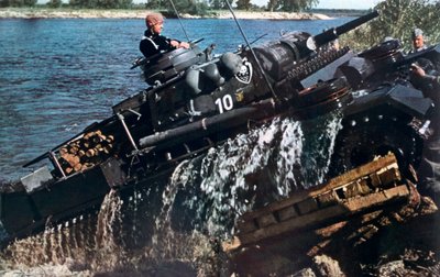 Német tank gázol egy folyón, Oroszország, 1941 alkotó: Unbekannt