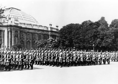 Német csapatok felvonulás a párizsi német parancsnok előtt, 1941. július 8 alkotó: Unbekannt