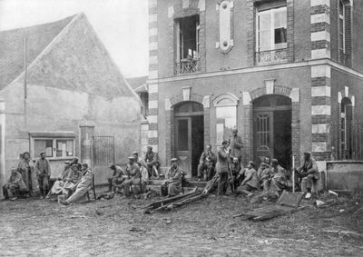 Német csapatok a vareddesi városháza lépcsőjén ülve, Franciaország, 1914 alkotó: Unbekannt