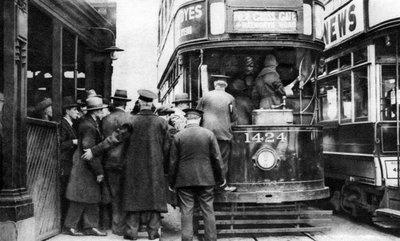Felszállás egy villamosra a londoni Blackfriarsben, 1926-1927 alkotó: Unbekannt