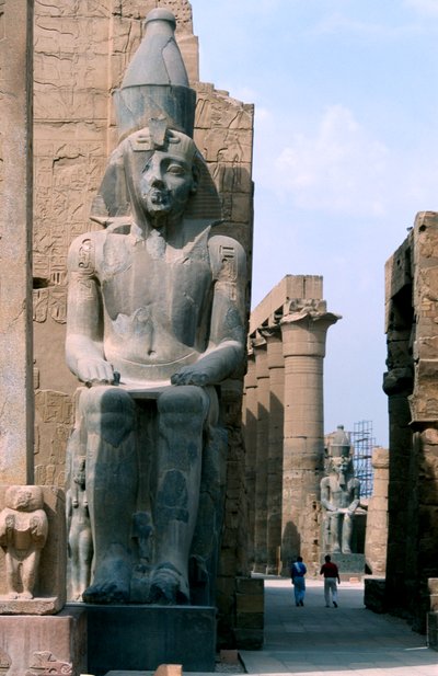 II. Ramszesz, a 19. dinasztia harmadik királyának óriási szobra, Luxor, Egyiptom, Kr.e. 1279-c1213 alkotó: Unbekannt