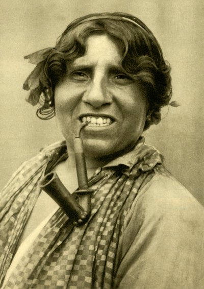 Pipázó cigány nő, Burgenland, Ausztria, c1935. alkotó: Unbekannt