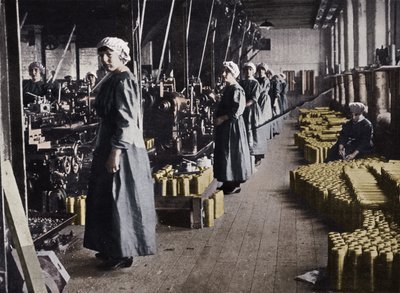 Lánymunkások egy hadianyaggyárban, 1915 alkotó: Unbekannt