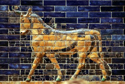 Egy bika mázas tégladomborműve az Ishtar-kapuhoz vezető Szent úton, Babilon, Kr.e. 580 alkotó: Unbekannt