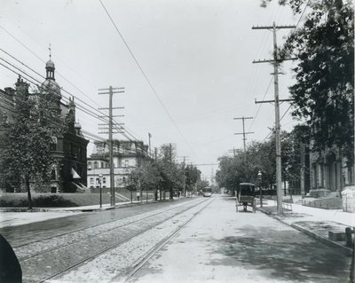A Grand Avenue a Washington Avenue-tól északra. Jobb oldalon a harmadik baptista templom. Egyetemi klub bal oldalon, George W. Allen korábbi lakhelye. alkotó: Unbekannt