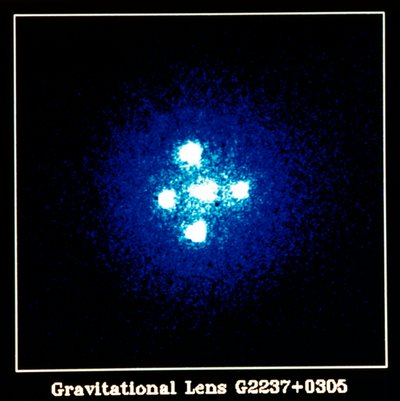 Gravitációs lencse G2237+0305 alkotó: Unbekannt