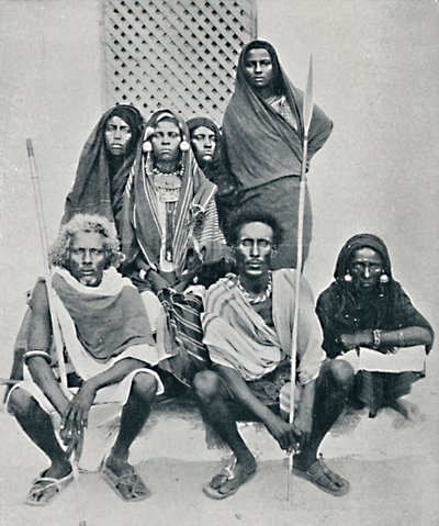 Danakil férfiak és nők csoportja az olasz kikötőből, Assab Bay, Eritrea, 1912 alkotó: Unbekannt