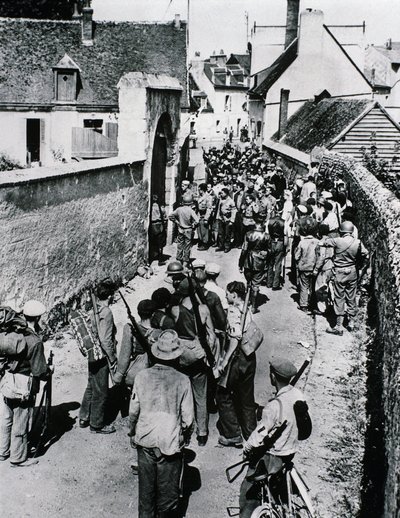 A francia ellenállási harcosok csoportjai fegyverek kiosztására várnak egy házban, 1944. július (f/w fotó) alkotó: Unbekannt