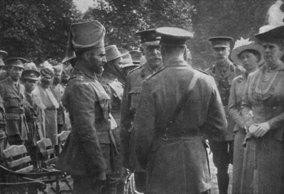 H.M. V. György király beszélget Sir Walter Lawrence-szel és Mir Dasttal, V.C., 1915. augusztus 25., 1939. alkotó: Unbekannt