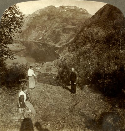 Szénazás a hegyi polcon magasan Marok falu és a tükörtiszta Geirangerfjord felett, Norvégia, c1905 alkotó: Unbekannt