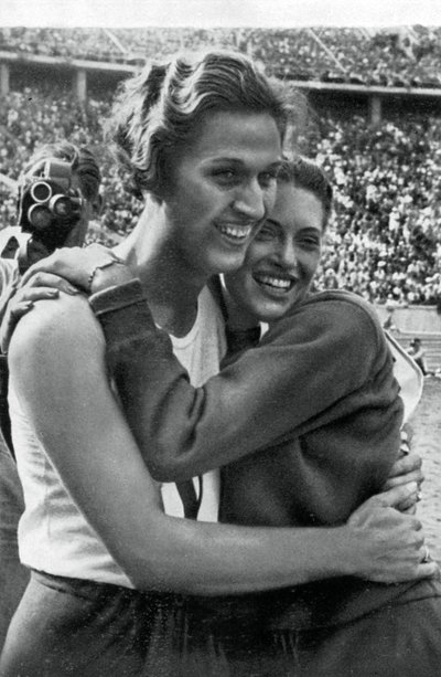 Helen Stephens és Alice Arden, amerikai sportolók, berlini olimpia, 1936 alkotó: Unbekannt