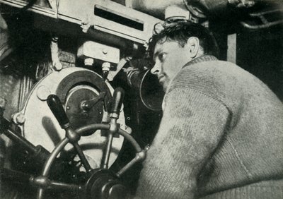 Egy brit tengeralattjáró kormányosa, második világháború, 1945. alkotó: Unbekannt