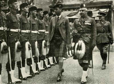 Őfelsége 1935 augusztusában, Perthben megvizsgálta a fekete óra díszőrségét. alkotó: Unbekannt