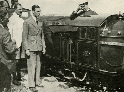 Őfelsége a miniatűr vasutat vizsgálja New Romney-ban, Kentben, 1926, 1937. alkotó: Unbekannt