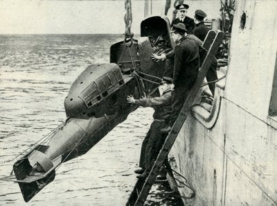 Chariot emberes torpedó felemelése egy hajó fedélzetén, II. világháború, 1945. alkotó: Unbekannt