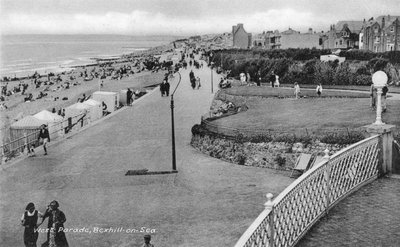 Nyaralók a West Parade-on, Bexhill-on-Sea, East Sussex, 1900-c1920 alkotó: Unbekannt