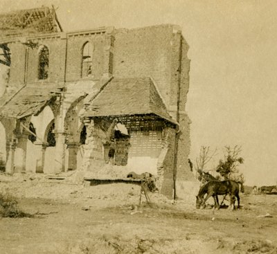 Lovak legelésznek a romtemplom mellett, Frise, Észak-Franciaország, 1914-c1918 alkotó: Unbekannt