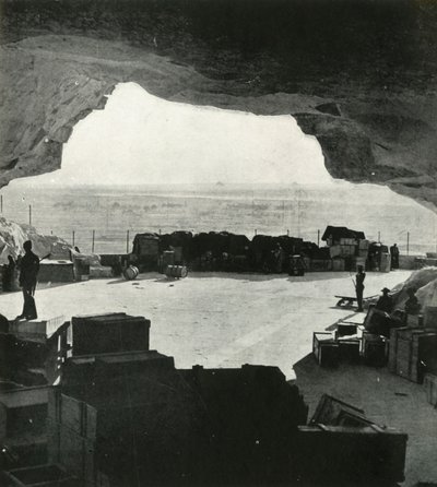 Hatalmas bombabiztos üzletek és javítóműhelyek készültek a barlangokból, 1942-1943, 1945. alkotó: Unbekannt