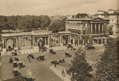 A Hyde Park sarok a Királyi Parkba vezető hármas boltívvel, amelyen az Apsley House látható, 1935. alkotó: Unbekannt