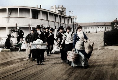 Az USA-ba érkezett bevándorlók partraszállása Ellis Islanden, New York, 1900 alkotó: Unbekannt