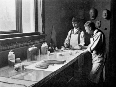 Herkomers Professzor zománcozó műtermében, színek csiszolása, 1899 alkotó: Unbekannt