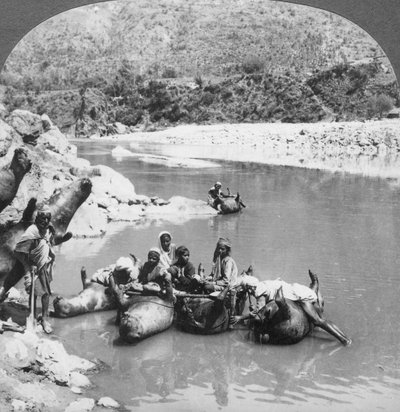 Felfújt ökörbőrök, amelyeket komphajóként használnak a Sutlej folyón, Punjab, India, 1900-as évek alkotó: Unbekannt