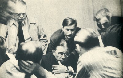 Egy német internálótáborban. Az amerikaiak Londont hallgatnak., 1942. alkotó: Unbekannt
