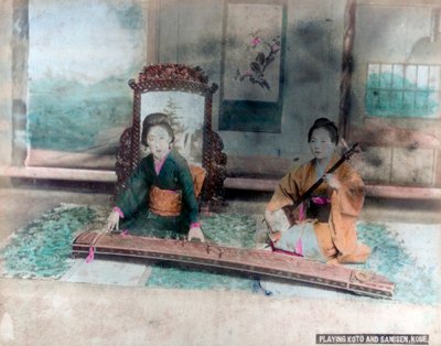 Japán zene: Kotót és Samisent játszó nők, Kobe, Japán alkotó: Unbekannt