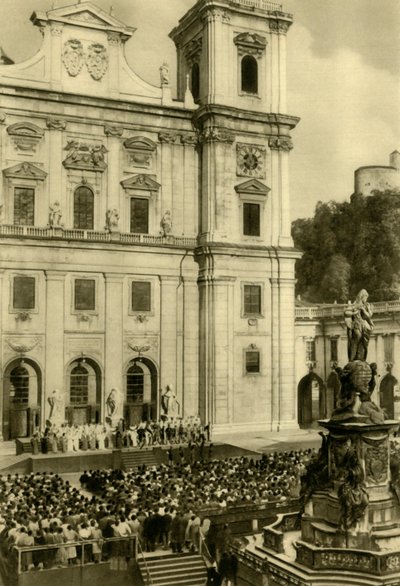 Mindenki a salzburgi székesegyház előtt lépett fel, Salzburg, Ausztria, 1935. alkotó: Unbekannt