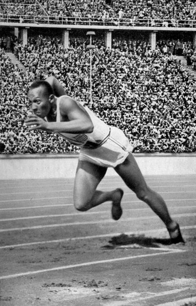 Jesse Owens a 200 méteres rajtnál a berlini olimpián, 1936 alkotó: Unbekannt