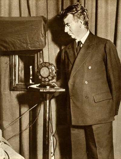 John Logie Baird az első televíziós darabot nézte, 1930. július 14-én, 1935. alkotó: Unbekannt