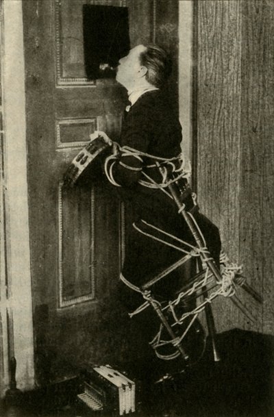 John Nevil Maskelyne szellemkabinet-illúziót ad elő, c1910. alkotó: Unbekannt