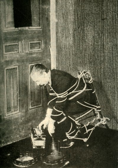 John Nevil Maskelyne szellemkabinet-illúziót ad elő, c1910. alkotó: Unbekannt