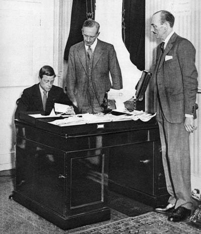 VIII. Edward király munkatársaival dolgozik a londoni Szent Jakab-palotában, 1936 alkotó: Unbekannt