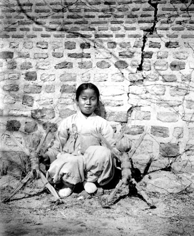 Koreai lány babákkal, 1900 alkotó: Unbekannt