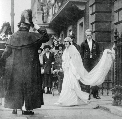 Lady Elizabeth Bowes-Lyon házasodni készül a Westminster Abbeybe, 1923. április 26., 1937. alkotó: Unbekannt