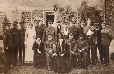 Lady Elizabeth Strathmore grófnőjével és lábadozó sebesült katonákkal, 1916 alkotó: Unbekannt