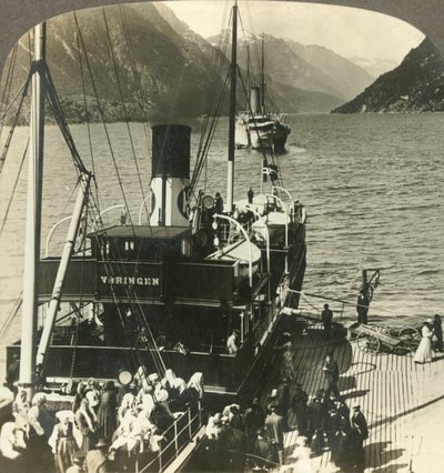Odde elhagyása egy kirándulásra a festői hegyfallal körülvett Sorfjordon, Norvégiában, 1905. alkotó: Unbekannt