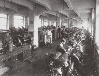 Lencsefeldolgozás az Optikai Mechanikai Egyesület pétervári gyárában, 1916 alkotó: Unbekannt