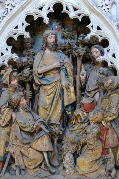 Keresztelő Szent János élete : ""Szent. Keresztelő János Isten gyűrűjét mutatja."" Magas dombormű az északi kórus északi végénél (1531). Amiens-i katedrális, Amiens, Franciaország alkotó: Unbekannt