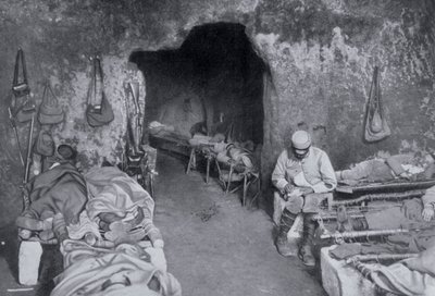 Lakóhelyiségek egy francia barlangban, I. világháború, 1915 alkotó: Unbekannt