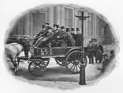 A London Megyei Tanács Tűzoltóbizottsága vizsgálatot kezd, c1903 1903 alkotó: Unbekannt