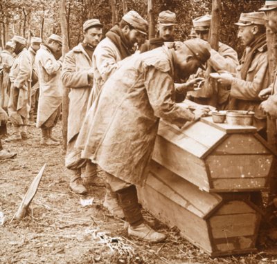 Macabre étkezés, Carency, Észak-Franciaország, c1914-c1918. alkotó: Unbekannt