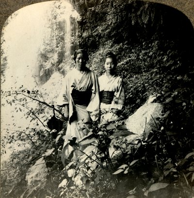 Maidens of the Land of the Rising Sun, a Kogijoku-vízesések alatt..., 1900 körül. . alkotó: Unbekannt